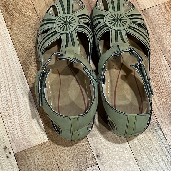 Retro Women’s Closed Toe Sandals - Picture 3 of 5